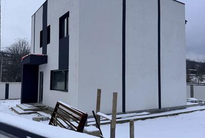 Casă cu 4 camere în Mărgineni - 5