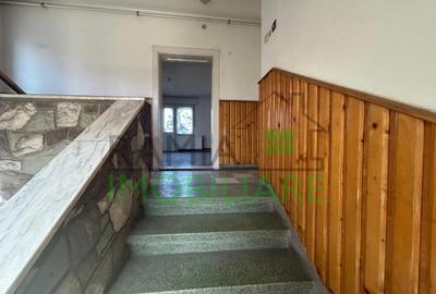 Casa cu 2 apartamente si teren generos-zona centrala, potential excelent! - 4