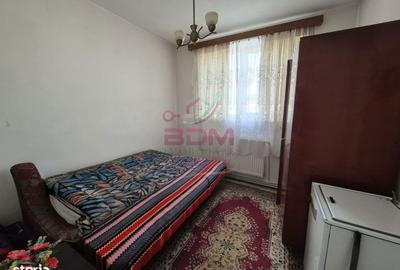 Apartament cu 3 camere semidecomandat în Micro 1