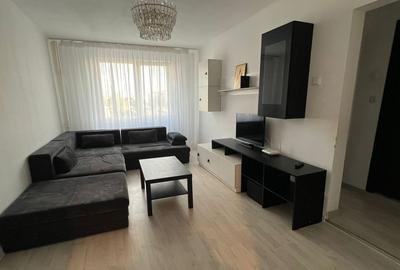Apartament cu 3 camere semidecomandat în Berceni