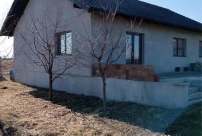 Casă cu 3 camere cu Canalizare în Sânpetru