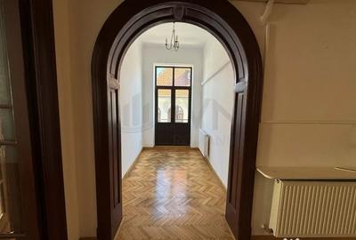 Apartament cu 7 camere decomandat în Capitale - 6