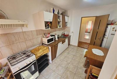 Apartament cu 3 camere decomandat, mobilat în Micro IV - 12