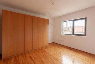 Casă cu 7 camere cu Teren 4563 Mp în Central - 2