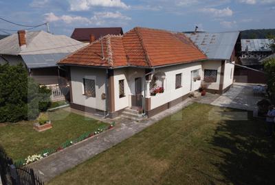 Casa de vacanta, de vanzare, cu 4 camere, 165 mp, zona Vulca