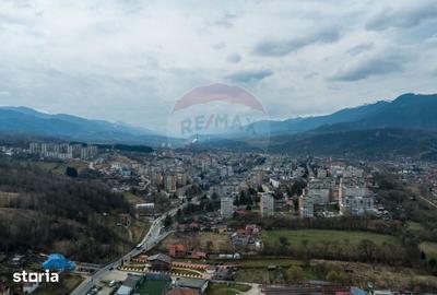 Casă cu 3 camere cu Teren 2497 Mp în Central