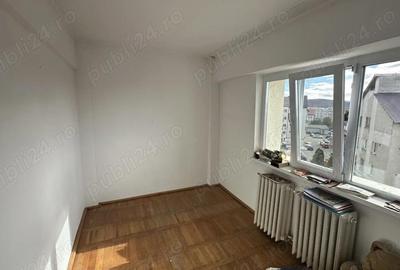 Apartament cu 4 camere decomandat în Târgu Neamț