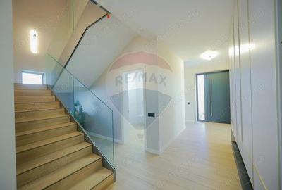 De vanzare Vila cu 8 camere in Sanmartin, 290 mp util, teren 1100 mp - 1