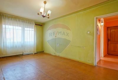 Apartament cu 3 camere decomandat în Tractorul