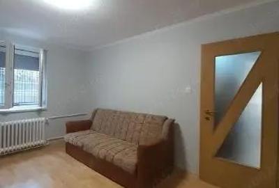 Garsonieră decomandată în Palas