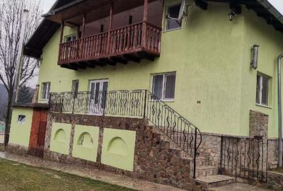 Casă în Aluniș - 1
