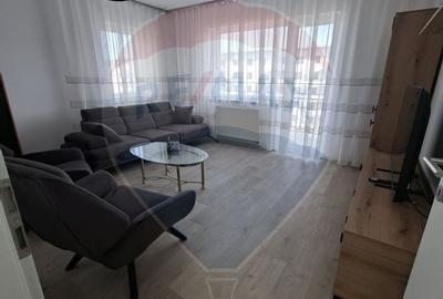 Apartament cu 3 camere decomandat în Tractorul