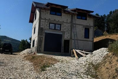 Casă cu 4 camere cu Teren 900 Mp în Câmpeni - 1