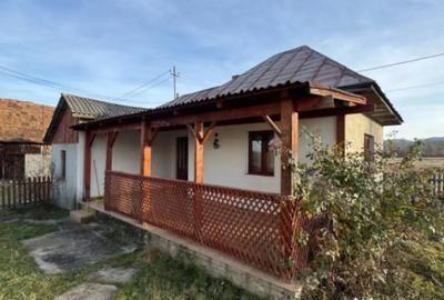 Casă cu 3 camere cu Teren 2500 Mp în Șindrești - 1