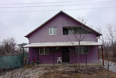 Casă cu 4 camere cu Teren 697 Mp în Central - 2