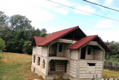 Casă cu 4 camere cu Teren 2500 Mp în Berlești - 1