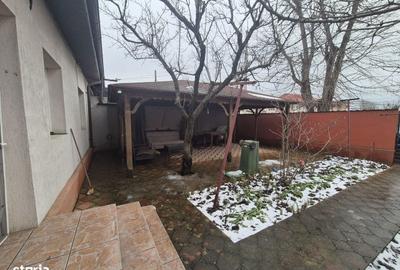 Casă cu 4 camere cu Canalizare în Central