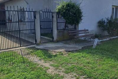 Casă cu 3 camere cu Teren 2877 Mp în Central - 2