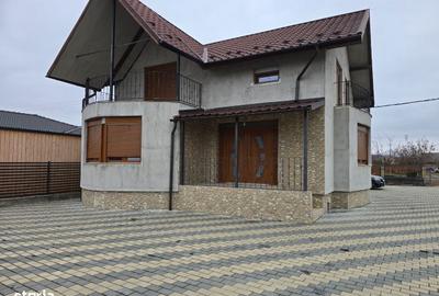 Casă cu 4 camere în Unirea