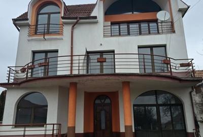 Casă individuală cu 9 camere în Dâmbul Rotund