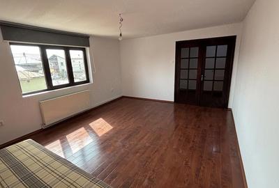Casă cu 5 camere cu Teren 500 Mp în Malu - 3
