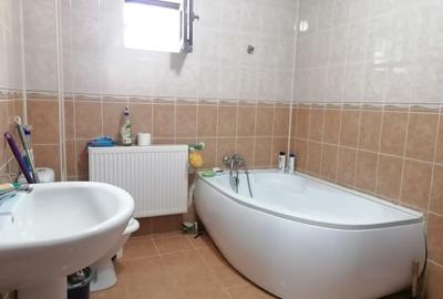 Proprietate alcatuita din imobil si teren generos,Comarnic - 14