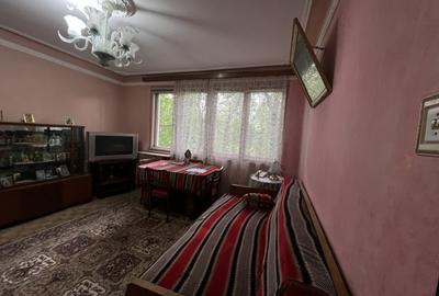 Apartament cu 3 camere semidecomandat, mobilat în Republicii