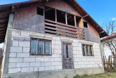 Casă cu 4 camere în Galeșu