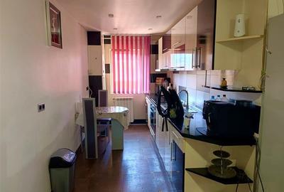 Apartament cu 3 camere decomandat în Tractorul - 5