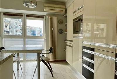 Apartament cu 3 camere decomandat, mobilat în P-ța Unirii