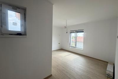 Casa cu garaj, lângă Carrefour, la asfalt - 5 camere, 3 băi - 7