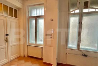 Apartament cu 5 camere semidecomandat în Central