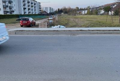 Spațiu comercial, în Tractorul - 1