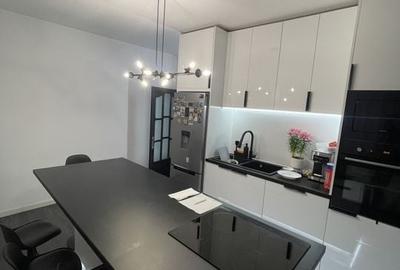 Casa S+P+E+M | 605 mp utili | 10 camere | 3 bucatarii | 4 bai | 3 terase | Garaj - 24