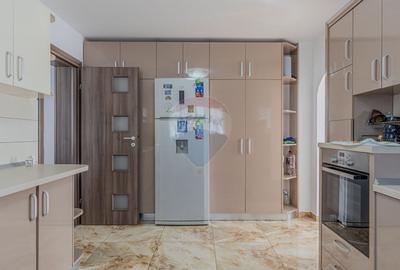 Casa / Vila cu 10 camere de vanzare in Moieciu de Jos - 3