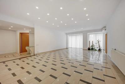 Apartament cu 4 camere decomandat în Primăverii