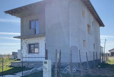 Casă cu Teren 335 Mp în Central - 2