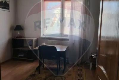 Casă cu 8 camere cu Teren 800 Mp în Central