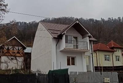 Casă individuală cu 4 camere cu Canalizare în Central - 1
