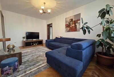 Apartament cu 3 camere semidecomandat, mobilat în Centrul Civic