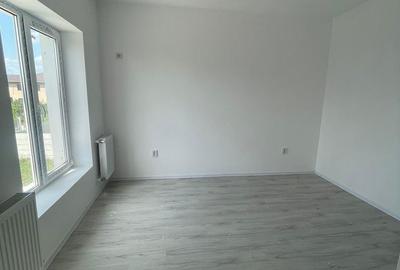 Casă cu 3 camere cu Teren 180 Mp în Central - 1