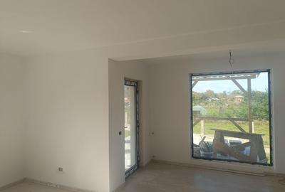 Casă cu 4 camere în Ipotești - 4