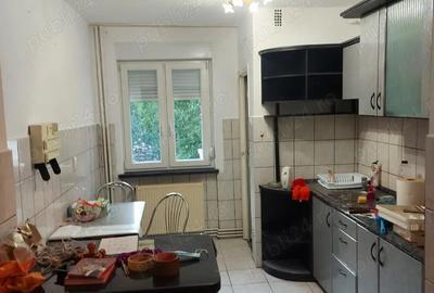 Inchiriez apartament cu 3 camere, in Arad, ultacentral. Pre? 270 Euro - 1