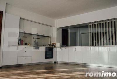 Apartament cu 5 camere decomandat în Policlinica