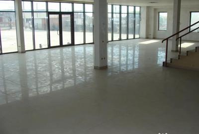 Spațiu comercial, de 1,200 mp, în Central - 3