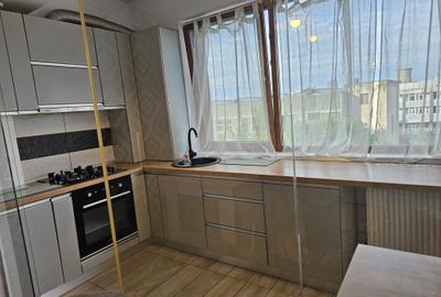 Apartament cu 3 camere decomandat în Runcu
