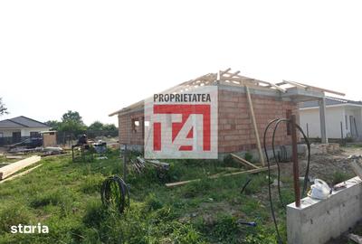 Casă cu 4 camere cu Canalizare în Central - 2
