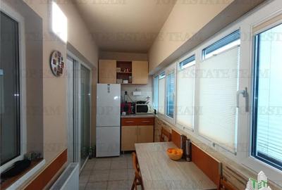 Super apartament cochet din 2008 cu 3 cam. si balcon plus loc de parcare, avand - 6