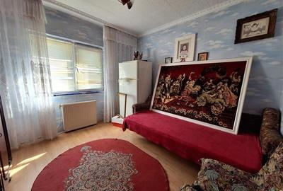Apartament cu 3 camere semidecomandat în 9 Mai - 6