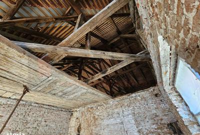 Casă cu Teren 1323 Mp în Central - 2